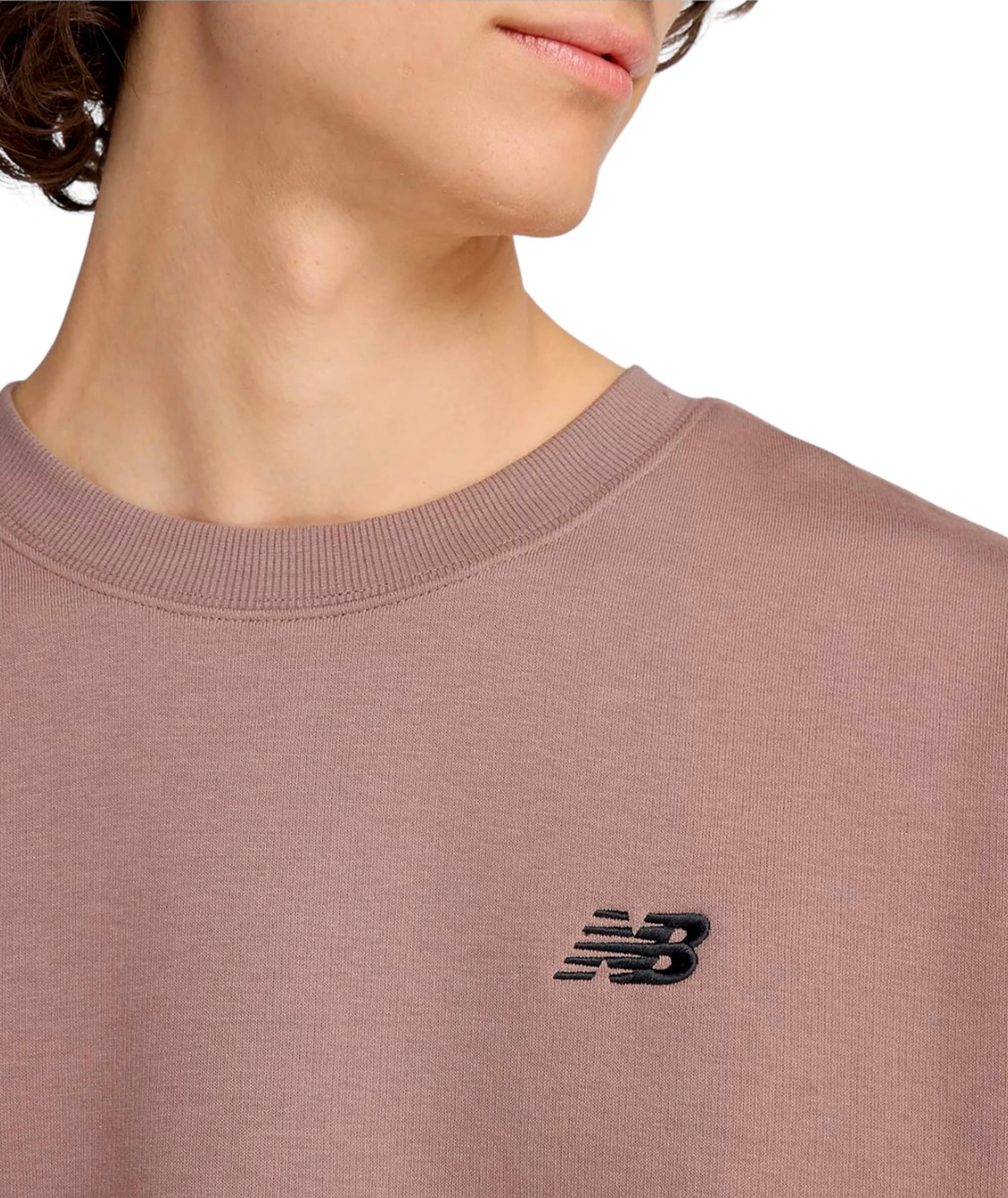 LINEAR GRAPHIC CREW - FELPA MT53529EAS . NEW BALANCE