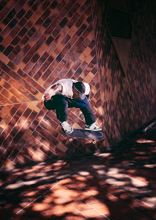 Skater su muro mattoni